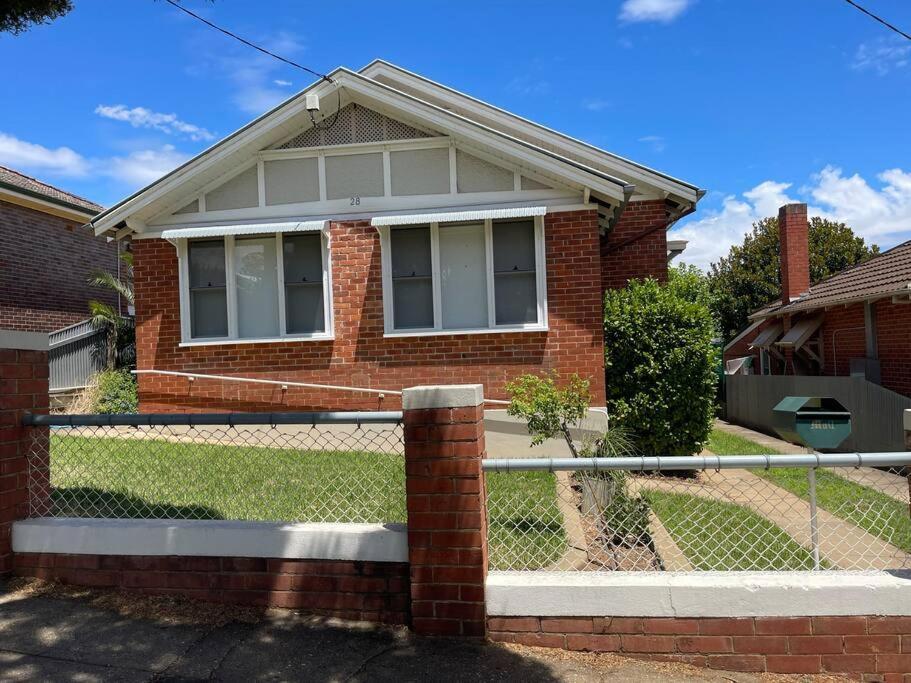 Cheerful 3-Bedroom Home With Free Parking On Site Wagga Wagga Exterior photo